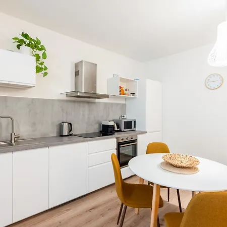River Diamond Residence Apartment In Karlin With Garage And Balcony Apartamento *